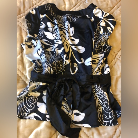 BCBG Max Azria black & white floral cap sleeve wrap blouse top Sz xl - Picture 3 of 4